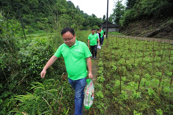 “六一微心愿，愛心暖童心”湘江電纜攜手村長李銳愛心傳遞 點亮未來